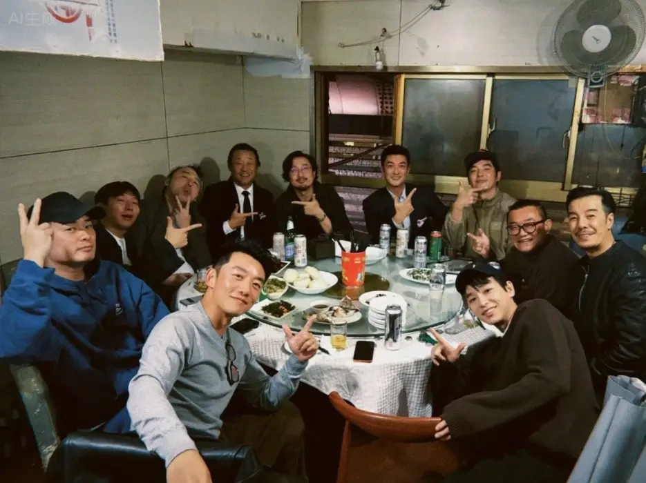 郑恺晒上戏80周年校庆合影:《爱情公寓》三主演罕见同框,AI疑云与温情并存