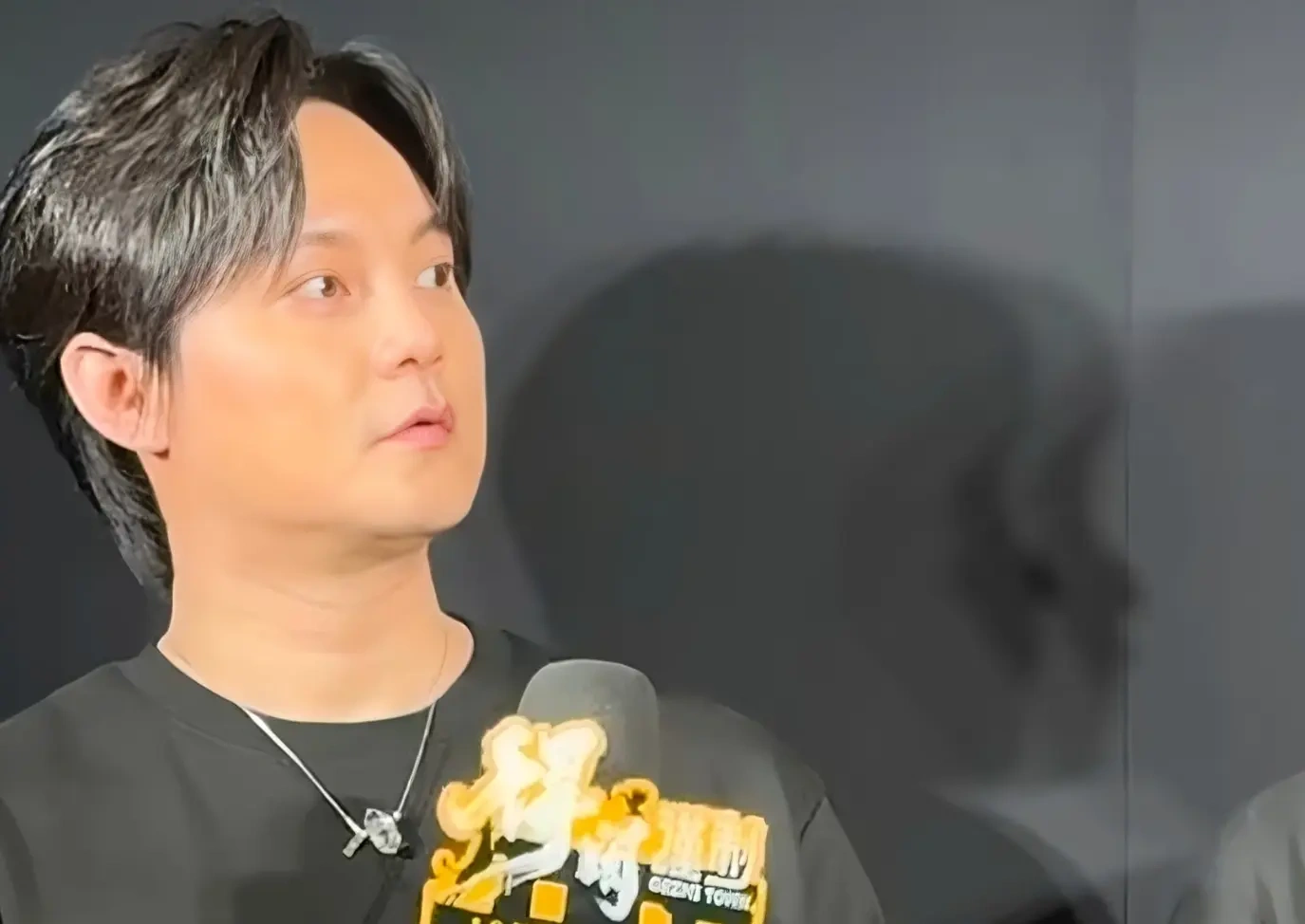 尹正“毁容式演技”,《得闲谨制》中的极致反差与职业担当!