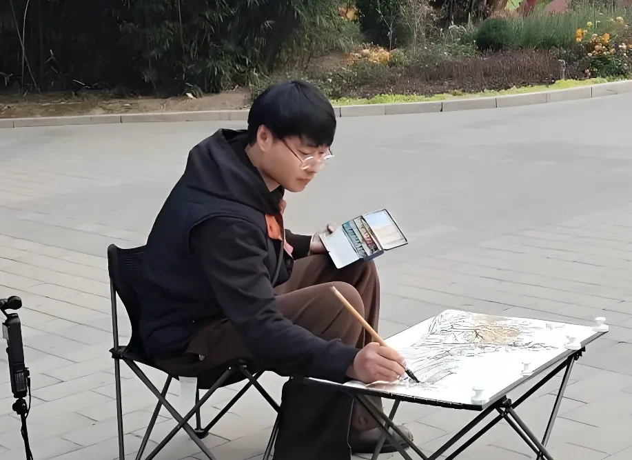 大观园秋韵入画：《书画里的中国》第三季直播呈现青年画家的沉浸式写生