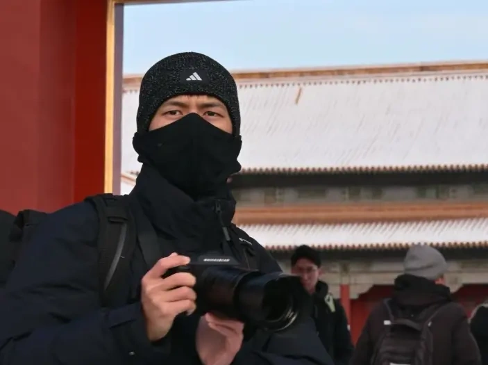 李现低调现身故宫拍雪景，被认出后幽默回应 “只有 35 个粉丝”！