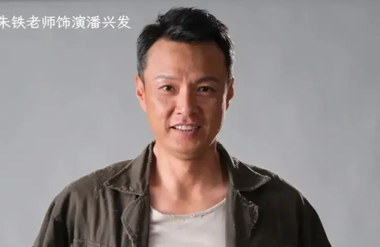 太敬业了！朱铁拍《凝脂手》被道具镐砸头，顶着伤口泡冰水拍完最后五小时