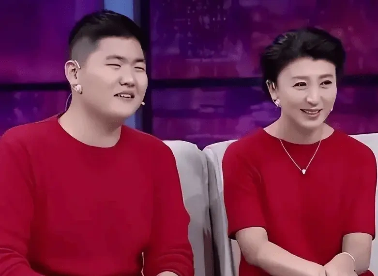闫学晶家族三亚开电商引热议，“哭穷”言论与商业版图反差引质疑！