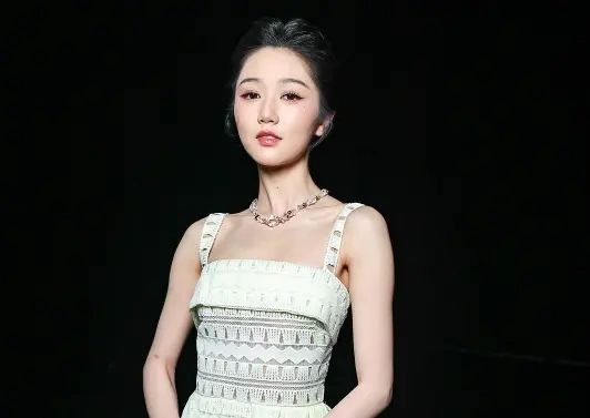 短剧演员岳雨婷巴黎时装周逆风翻盘，从 “蹭秀笑柄” 到双品牌认证！