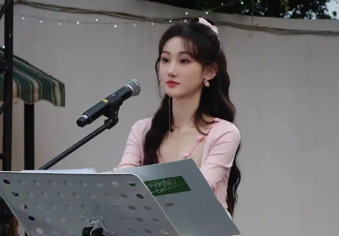 甜翻春日！陈雪凝全新单曲《草莓蛋糕》上线，解锁海边初见的心动瞬间
