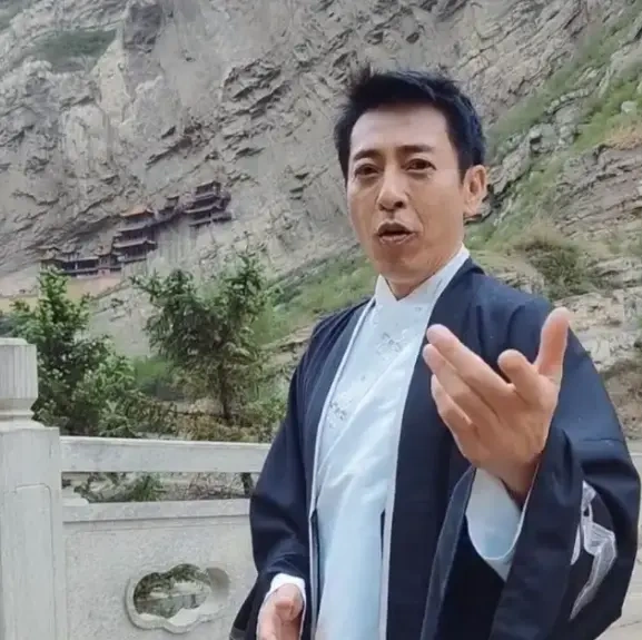 两代令狐冲先后打卡悬空寺，恒山迎来 “双掌门巡山” 引爆武侠情怀