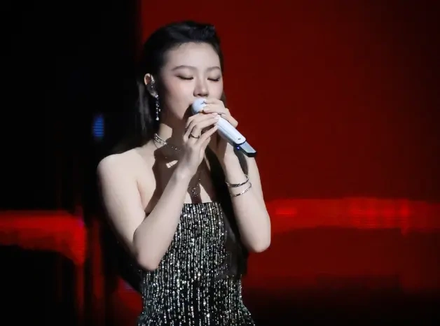 单依纯身为巡演总监制，未经授权唱《李白》，双标操作被骂惨