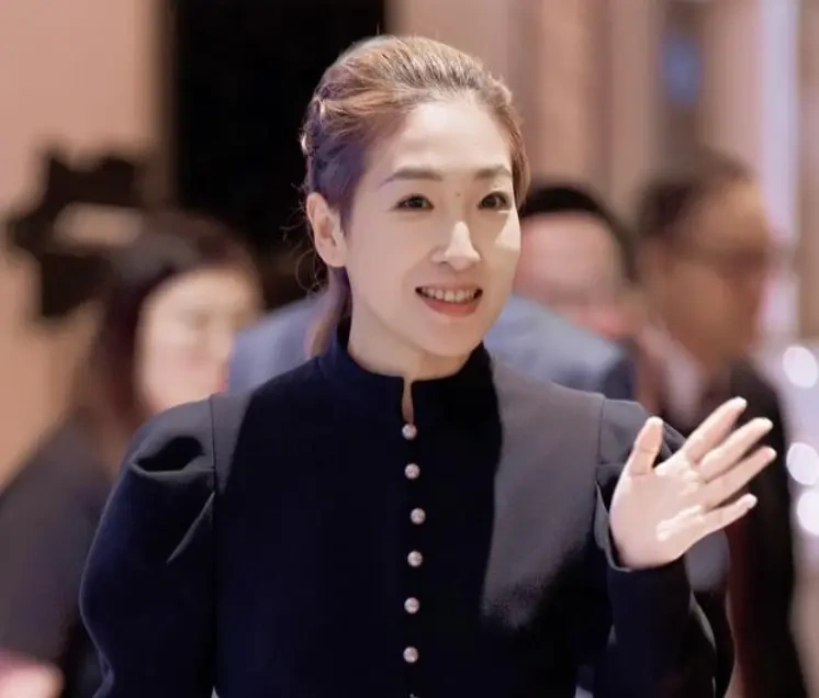 34 岁刘诗雯澳门亮相，黑珍珠收腰衫一穿，气场碾压全场