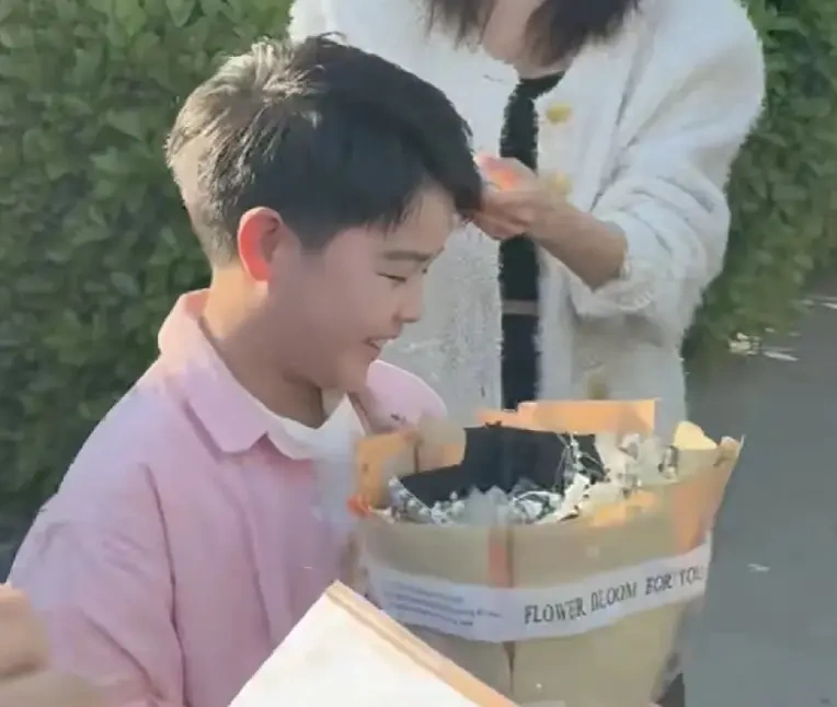 佟丽娅带朵朵吃饭被拍，10 岁儿子安静伫立，眉眼全是爸妈影子