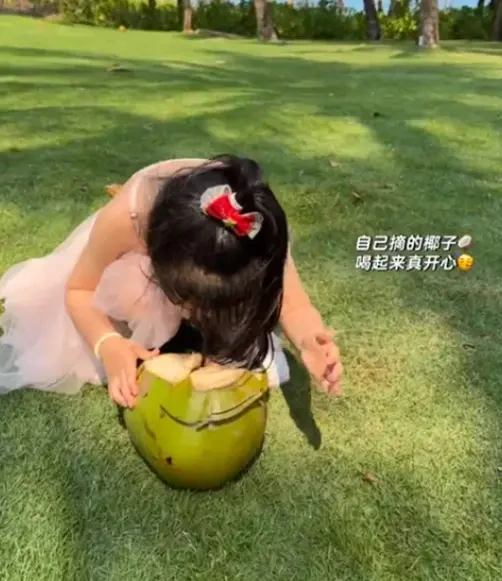 潘玮柏一家四口度假！女儿乖巧软萌，岳母年轻到像宣云姐姐