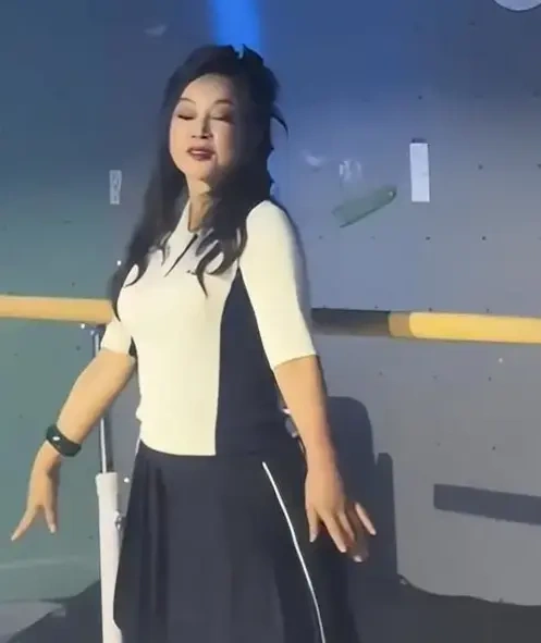 75 岁刘晓庆穿短裙跳舞，每一个动作都是对年龄的温柔反击