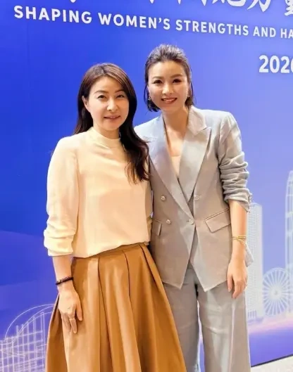 郭晶晶接连出席香港两场女性会议，陈茵媺晒合照称其真诚优雅