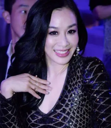 50 万水晶裙引爆热搜！钟丽缇忍无可忍提离婚，张伦硕的双标惹众怒