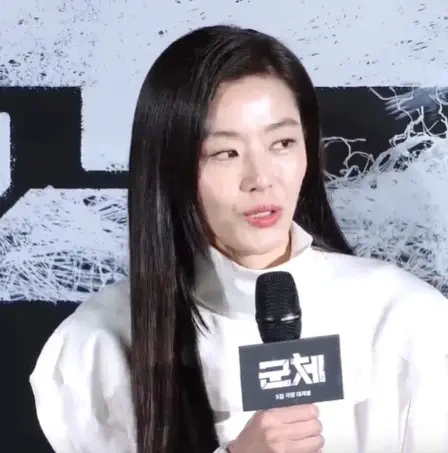 全智贤怎么变龅牙了？不敢大笑捂嘴，好好的女神可惜了