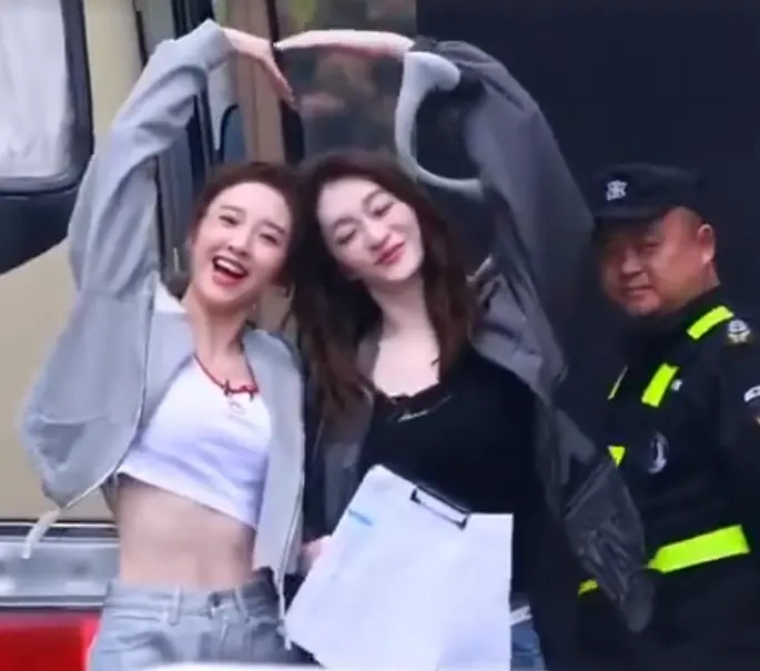 两位姐姐同台比心，李小冉唐艺昕氛围感拉满