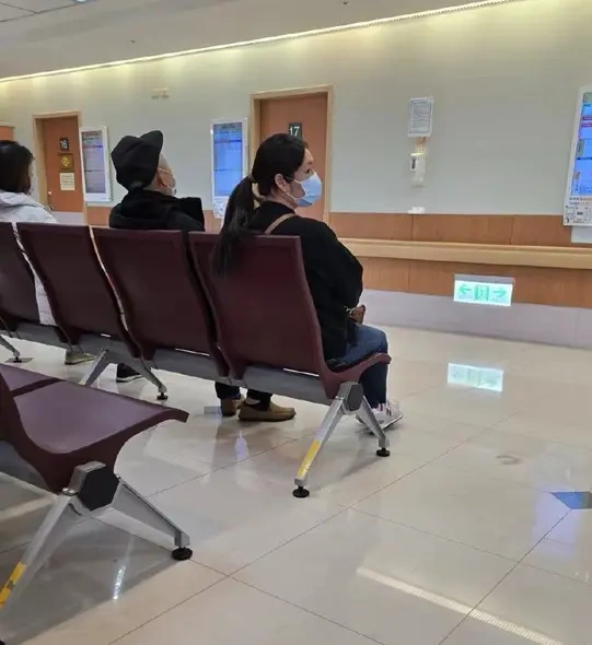 郭碧婷医院陪伴父亲，等待心血管检查