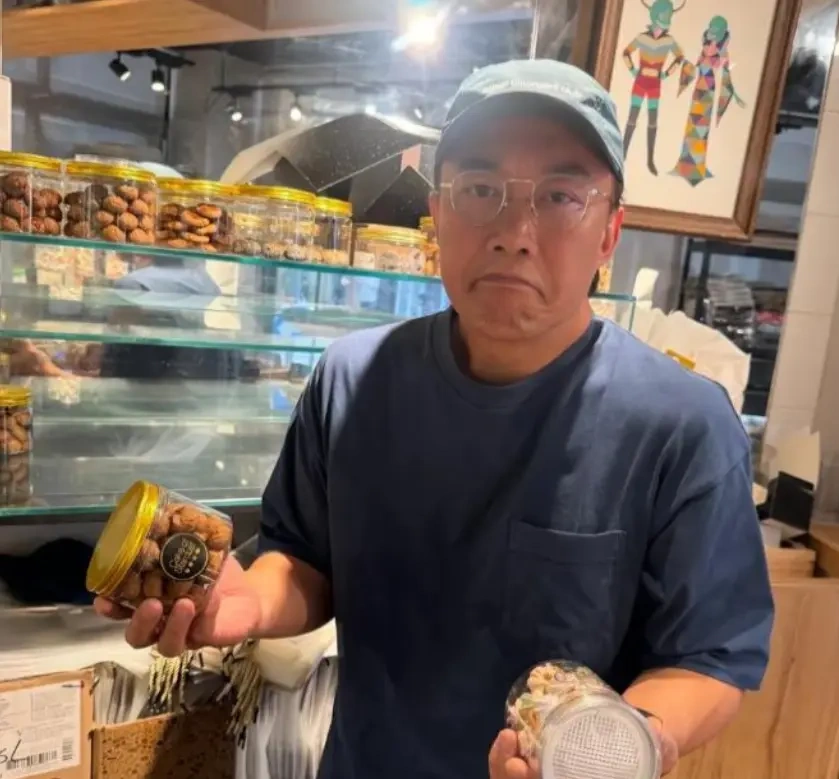 陈奕迅烘焙店买点心，搞怪拍照出圈，吃相引网友围观