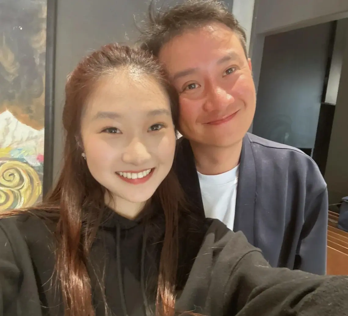 文章 18 岁女儿上海同框，颜值撞脸马伊琍