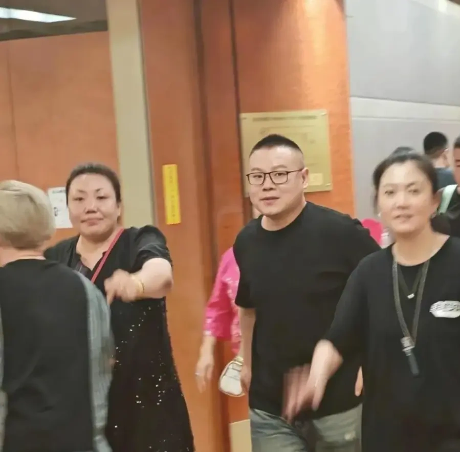 岳云鹏瘦8斤像换脸，14岁闺女大长腿比他还吸睛