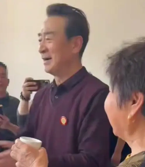 71 岁寇振海清明祭祖，京 H 百万林肯开进小村，反差感绝了
