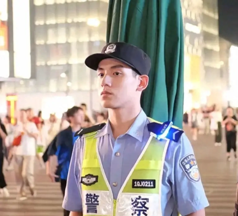 撞脸男明星的上海民警顾晨瀚，“相亲到崩溃”？对象竟是警犬