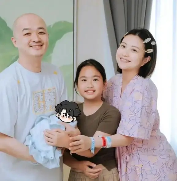 包文婧自曝育儿日常，儿子全穿二手衣，直言偏心不掩饰