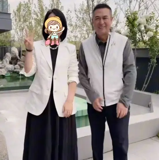 张嘉译西安别墅庆生，黑发造型清爽利落，56 岁尽显成熟魅力