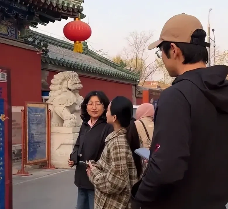 金莎与准婆婆同游，挽臂贴贴似闺蜜，小腹隆起藏喜事？