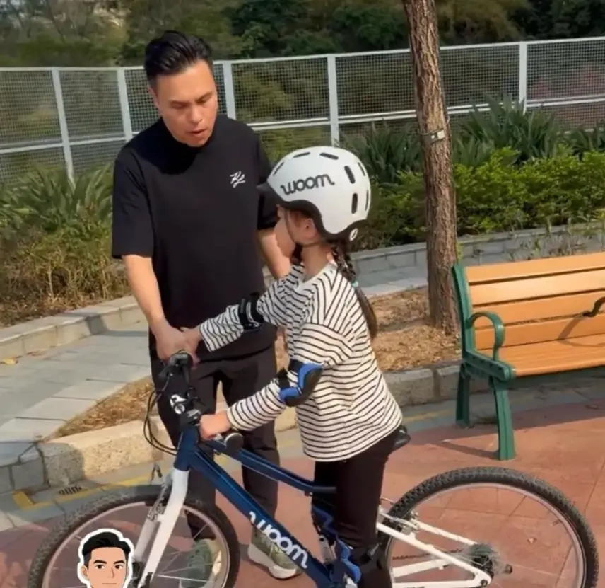 熊黛林夫妇陪双胞胎学骑车，耐心又温柔