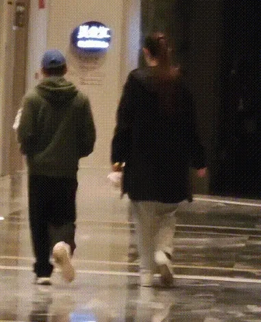 王宝强开门接女友，两人同框身高差太出戏