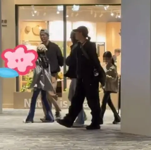 朱亚文一家逛乐园，和沈佳妮穿无大牌衣物，俩女儿瘦到抢镜