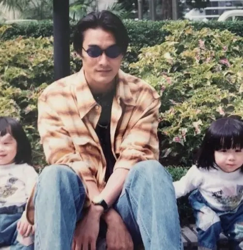 梁家辉与妻逛商场，全程牵手不松开，宠妻几十年如一日