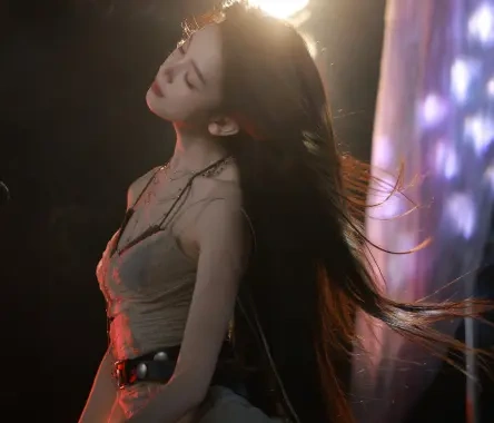 陈瑶《乘风 2026》舞台照曝光，化身性感女团成员