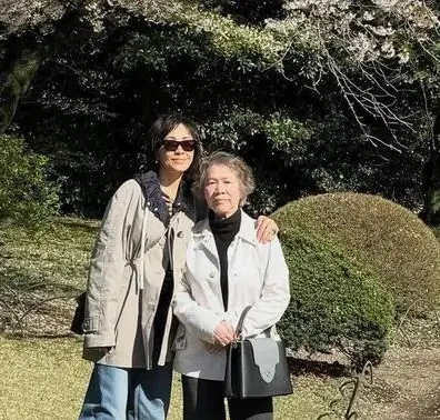 刘嘉玲东京晒全家福，80 岁老妈银发素颜