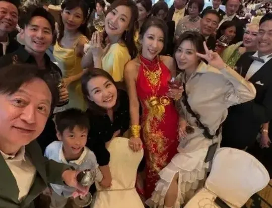 35 岁前 TVB 女星补办婚礼，婚前派对晒完美身材，暂不生娃引热议