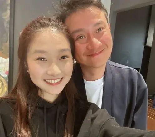文章与文君竹合影，父女俩笑容治愈，女儿眉眼像极马伊琍