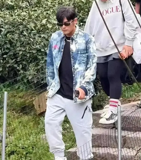 龙井山偶遇周杰伦，双手插兜走路带风，酷到骨子里