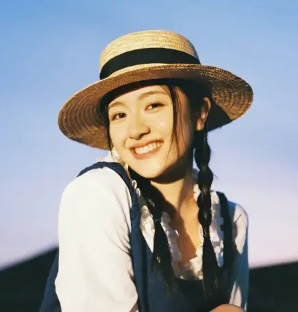 李兰迪草帽双辫也太绝了，甜笑明媚好有少女感