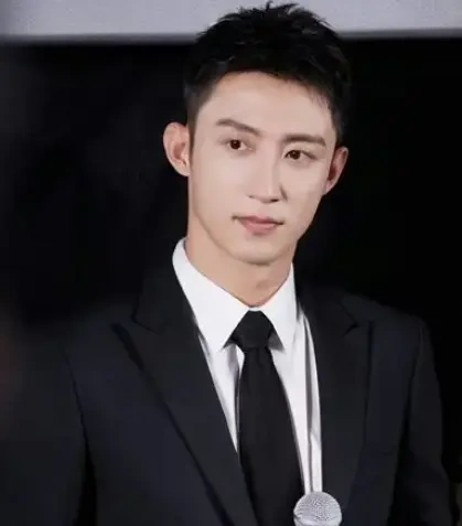 黄景瑜王玉雯被拍同乘一车回酒店，男方天亮未离开