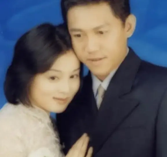 56岁赵明明近况出圈，离婚后不再婚，守着女儿过平淡日子