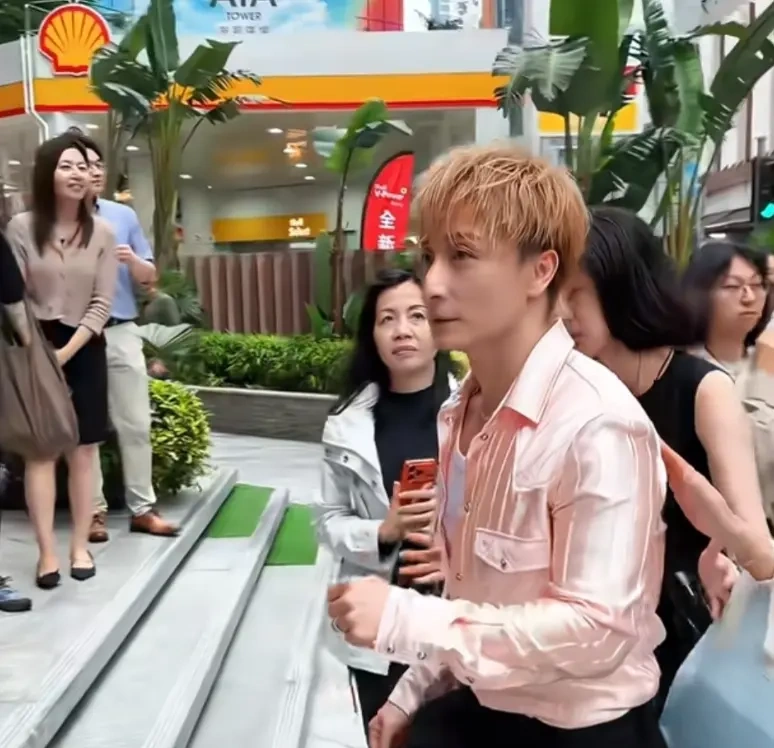 方力申“姨化”争议：是造型翻车，还是中年男性的审美多元？