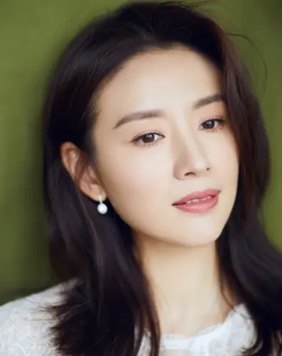 董洁携女儿拍樱花亲子大片，同框画面温馨治愈