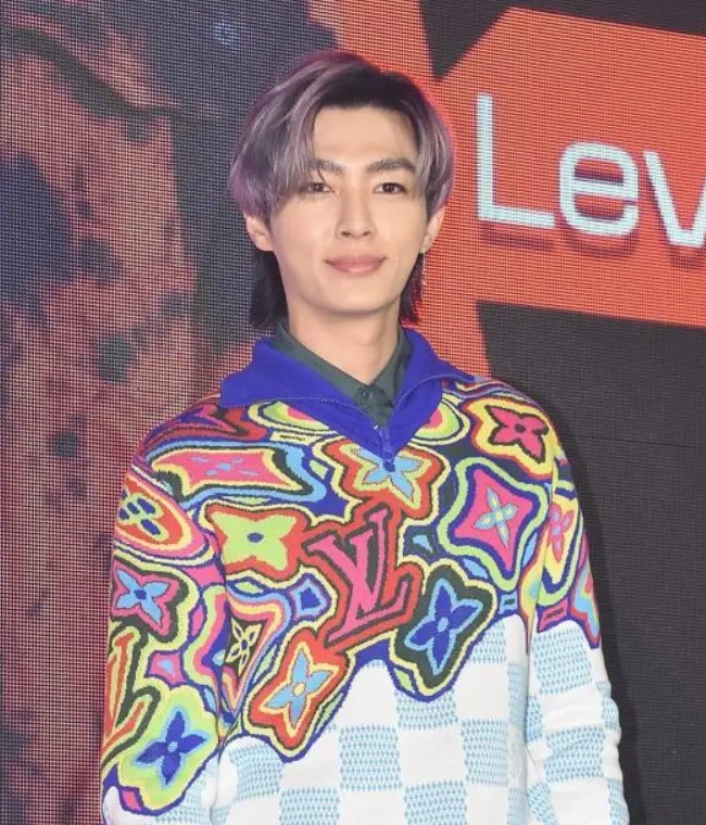 炎亚纶新造型封神，宛如从漫画里走出来的男主