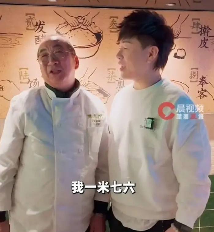 胡彦斌被店老板夸高，直言“终于有人为我身高发声”