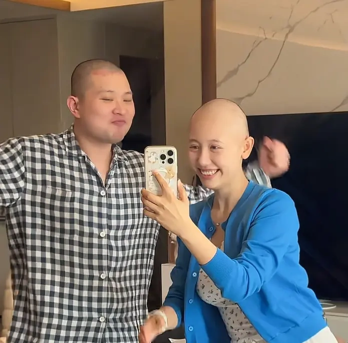 一栗小莎子患癌剃光头，老公也剃光陪她，儿子举动太暖心