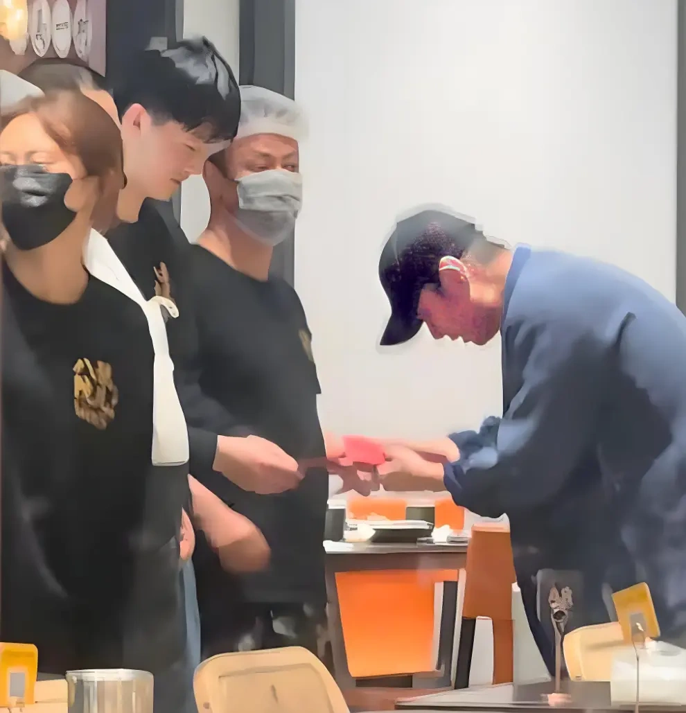 文章疑似再婚了？无名指戴戒指，还大方给员工发红包