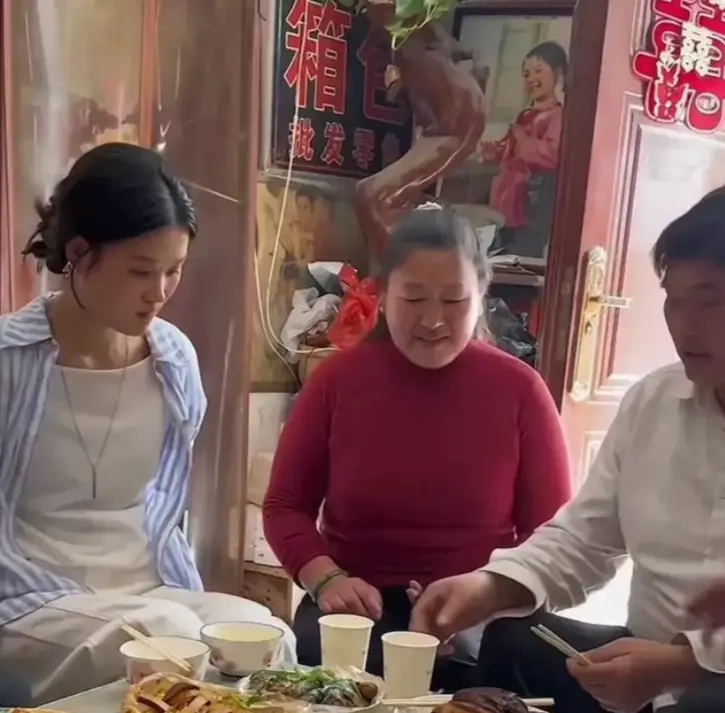 大衣哥清明家宴，儿媳妇懂事惹人夸，大孙子身高太惊人