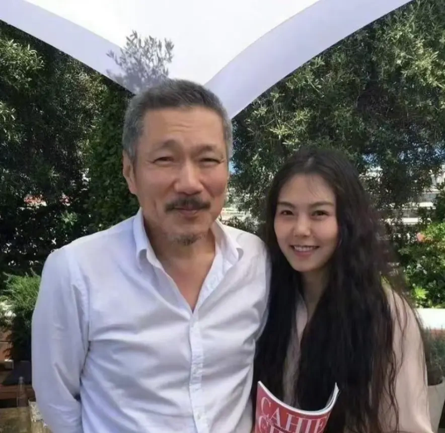 洪常秀金敏喜带娃被偶遇，22 岁年龄差被调侃 “姥爷带娃”