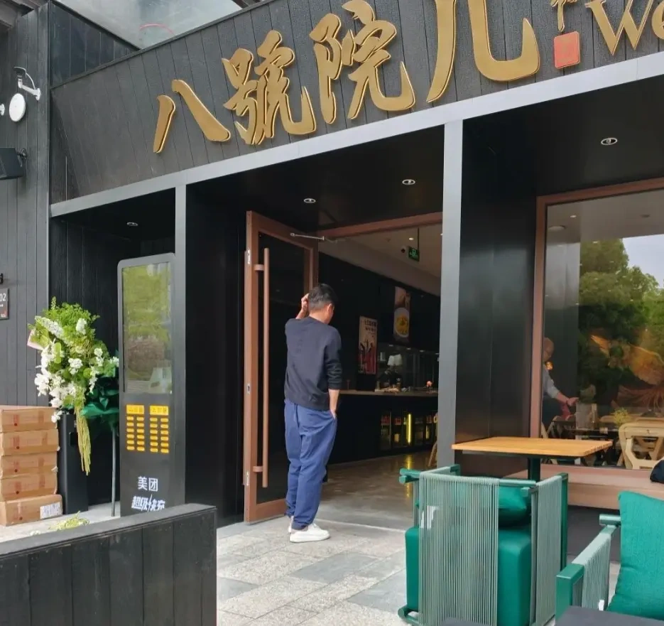 41 岁文章不演戏了，在上海开陕味馆，婚戒戴得太自然