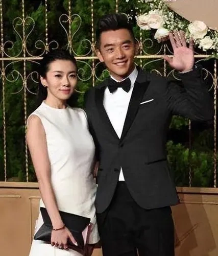 程晓玥直播哭着说过往，被分手又丧母，9 年才自愈