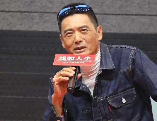 68 岁周润发晨跑后赶发布会，满头大汗无架子，状态封神